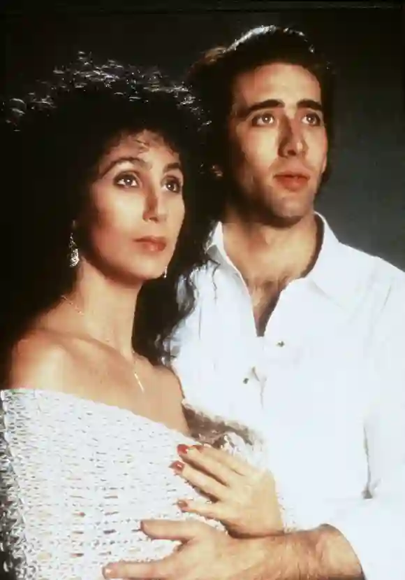 Cher y Nicolas Cage en una imagen promocional de la película 'Hechizo de Luna' (Moonstruck)