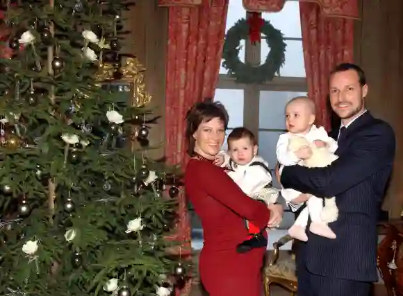 Les princesses Martha Louise, Maud Angelica, la princesse Ingrid Alexandra et le prince héritier Haakon de la famille royale norvégienne posent pour leur séance photo annuelle de Noël, le 23 décembre 2004.