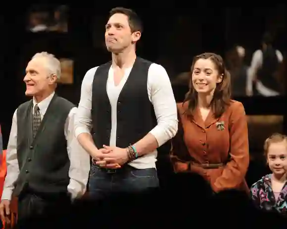 Steve Kazee, Christin Milioti et la troupe de "Once" assistent à la soirée d'ouverture de "Once" à Broadway, le 18 mars 2012.