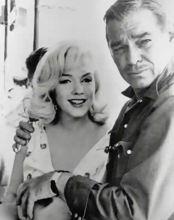 Marilyn Monroe y Clark Gable en una imagen promocional de la película 'The Misfits'