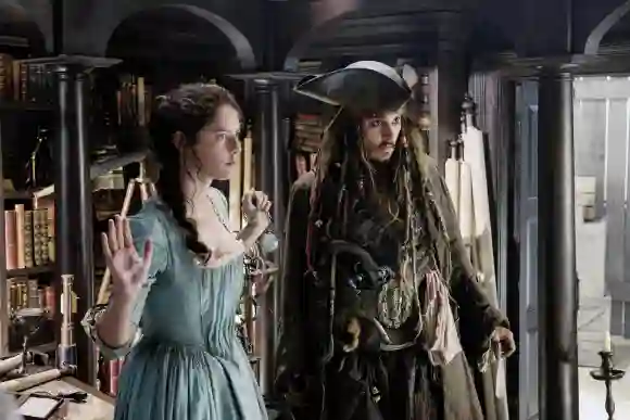 Kaya Scodelario y Johnny Depp en 'Piratas del Caribe: La venganza de Salazar'