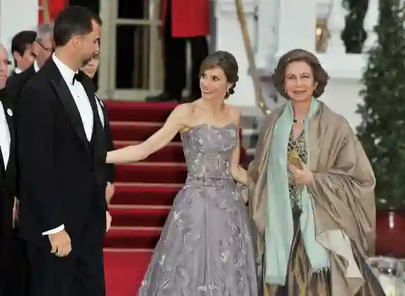 Le prince Felipe des Asturies, la princesse Letizia des Asturies et la reine Sofia d'Espagne assistent à un dîner de gala avant le mariage, le 28 avril 2011.