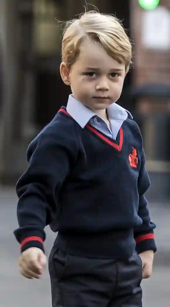 Le prince George de Cambridge arrive pour son premier jour d'école à Thomas's Battersea le 7 septembre 2017 à Londres, en Angleterre.