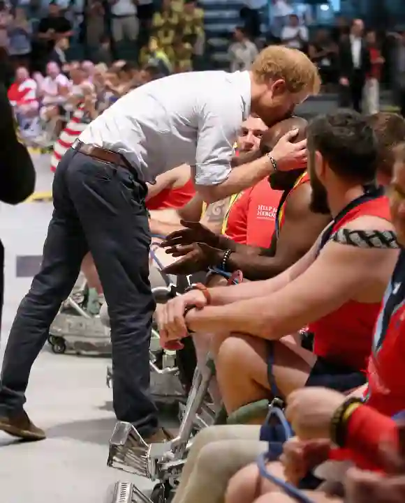 Le prince Harry et l'équipe américaine de rugby en fauteuil roulant aux Invictus Games 2016.