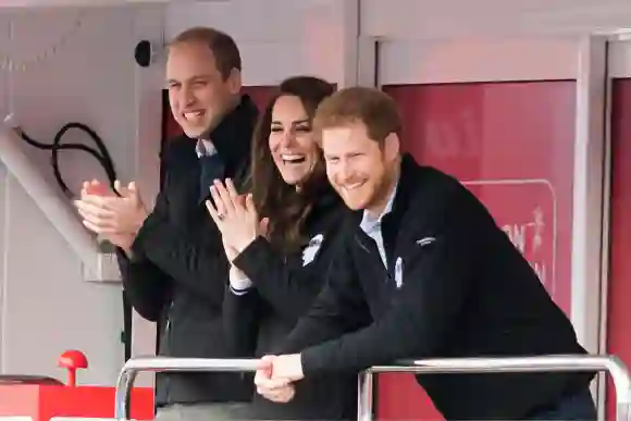 Kate, duquesa de Cambridge, Guillermo, duque de Cambridge, y el príncipe Harry, en el maratón de Londres, Blackheath, Londres.