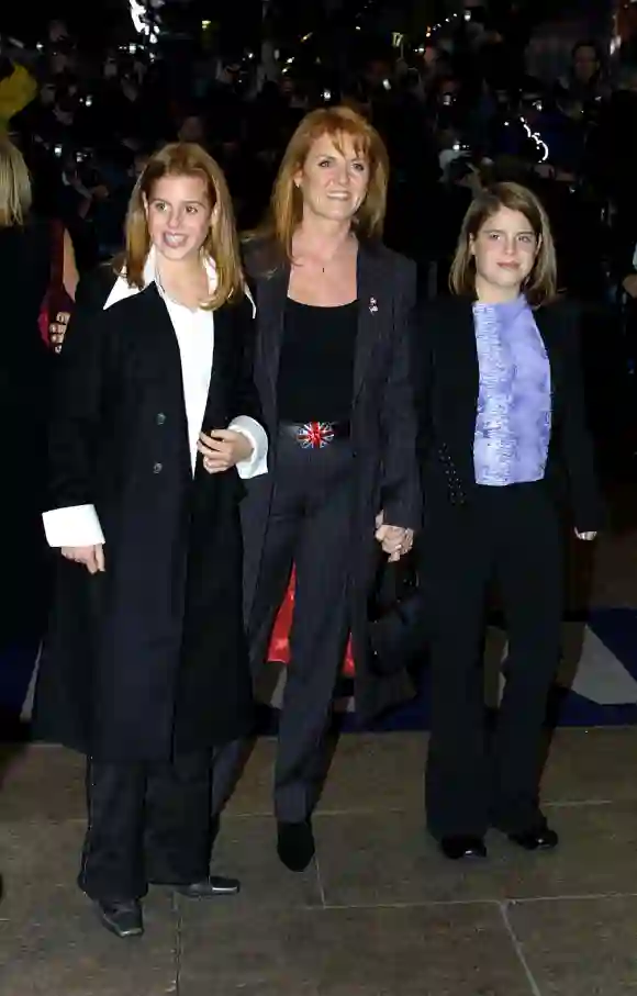 Les princesses Beatrice et Eugénie avec leur mère Sarah Ferguson lors de la première de "Harry Potter et l'école des sorciers" en 2001.