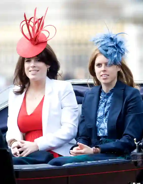 Les princesses Beatrice et Eugenie lors de l'événement "Trooping the Color" de 2010.