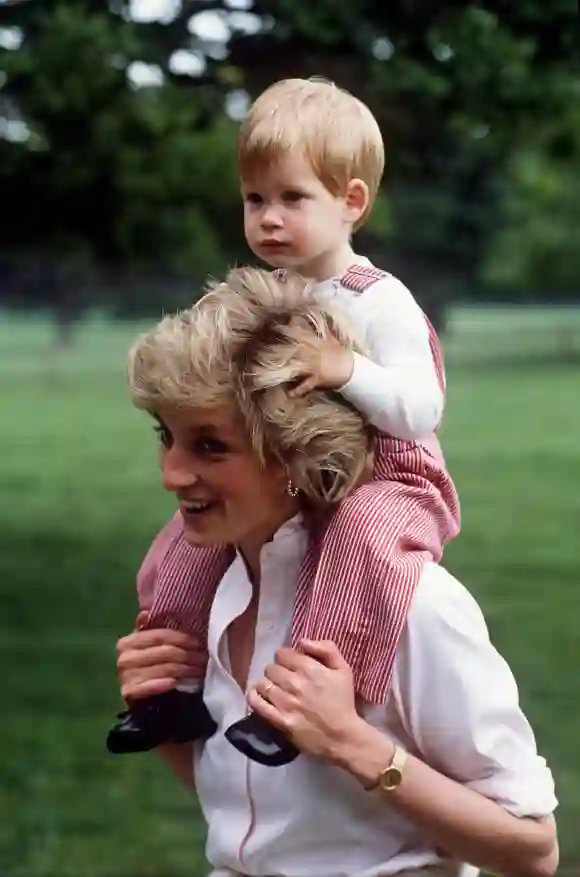 La Princesa Diana cargando al el Príncipe Harry en 1986