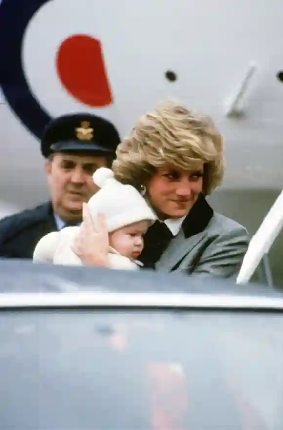 La Princesa Diana y el Príncipe Harry en el aeropuerto de Aberdeen