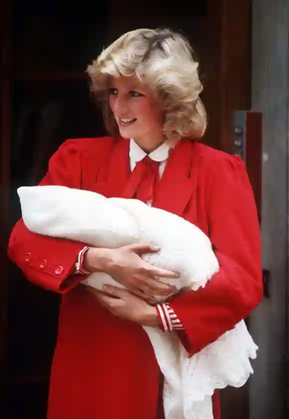 La Princesa Diana y un recién nacido Príncipe Harry saliendo del hospital en 1981