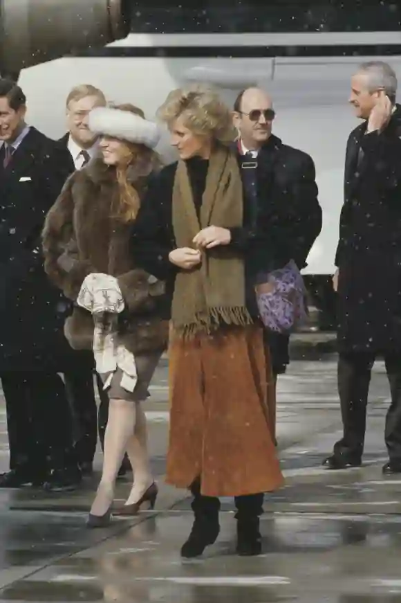 La Princesa Diana y Sarah Ferguson saliendo de vacaciones para esquiar en 1988