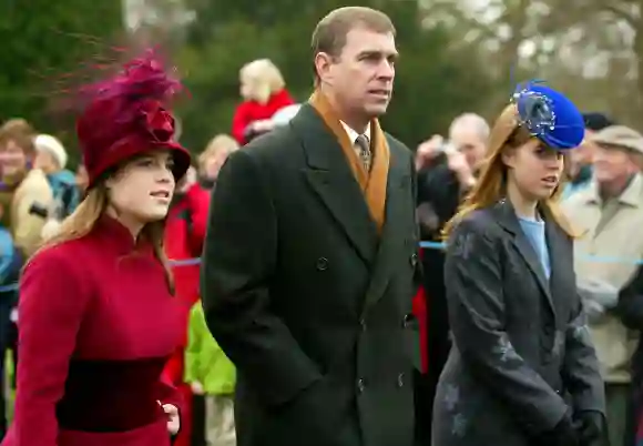 Les princesses Beatrice et Eugénie avec leur père, le prince Andrew, en 2002.