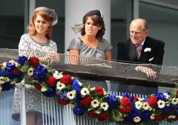 Les princesses Beatrice et Eugenie avec leur grand-père, le prince Philip, lors du jubilé de diamant 2012