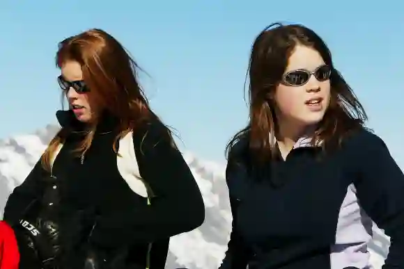 Las princesas Beatriz y Eugenia de vacaciones en Suiza en 2004