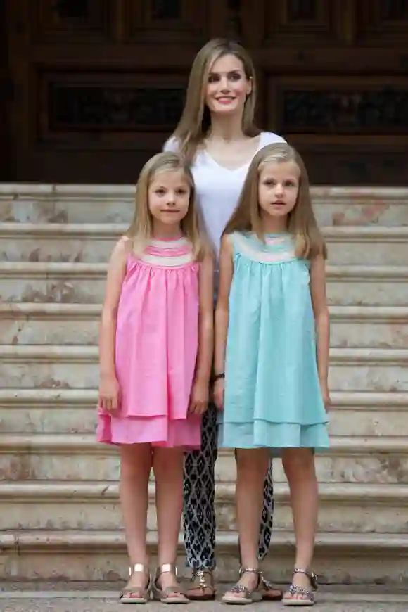 La Princesa Leonor de España con su madre la Reina Letizia y su hermana la Infanta Sofía en 2014