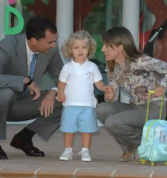La Princesa Leonor de España en su primer día de escuela en 2007