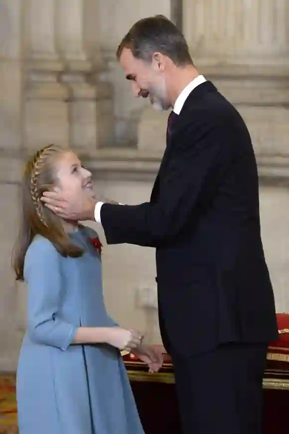 La Princesa Leonor de España recibe de su padre, el Rey Felipe VI, el Toisón de Oro en 2018