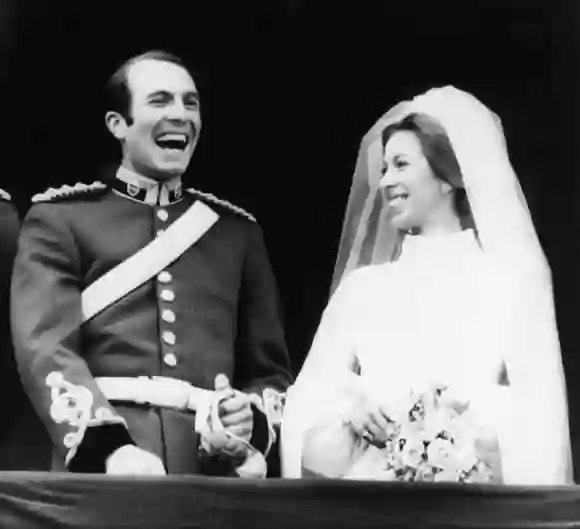 La princesse Anne et son mari, le lieutenant Mark Phillips, après leur cérémonie de mariage, au palais de Buckingham, le 14 novembre 1973.