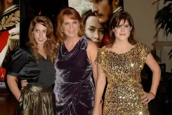 La princesse Beatrice, Sarah Ferguson et la princesse Eugénie assistent à la première du film "The Young Victoria" à Los Angeles, le 3 décembre 2009.