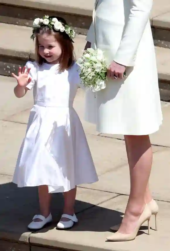 La princesse Charlotte salue après la cérémonie de mariage du prince Harry, duc de Sussex, et de l'actrice américaine Meghan Markle à la chapelle St George, au château de Windsor, à Windsor, le 19 mai 2018.