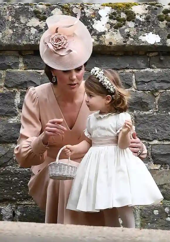 La duchesse de Cambridge et la princesse Charlotte, après le mariage de Pippa Middleton avec James Matthews à l'église St Mark à Englefield, à l'ouest de Londres, le 20 mai 2017.