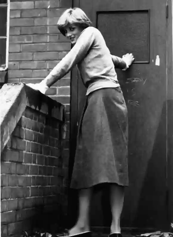 LA PRINCESA DIANA posa en los escalones de su jardín de infancia donde trabaja, a los diecinueve años. 17 de noviembre de 1980 - Londres, Inglaterra, Reino Unido