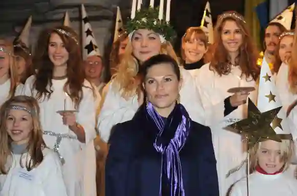 La princesse héritière Victoria de Suède assiste à une cérémonie d'illumination de deux arbres de Noël offerts par la Suède à la ville de Paris, le 30 novembre 2009.