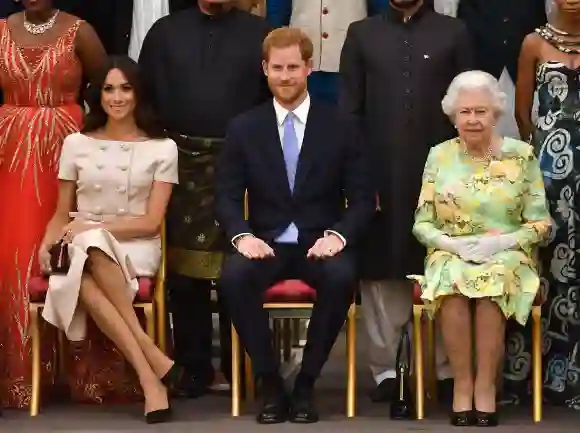 La reina Isabel junto al príncipe Harry y Meghan Markle.