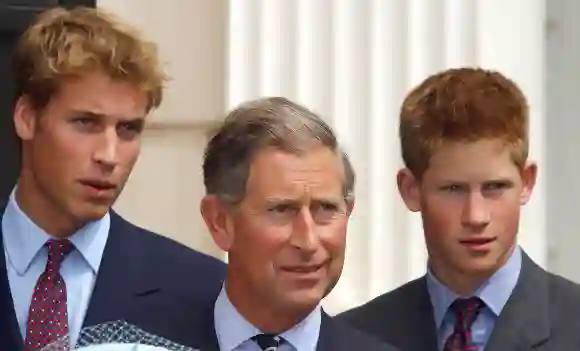 El Príncipe Carlos con sus hijos William y Harry en el cumpleaños 21 de William