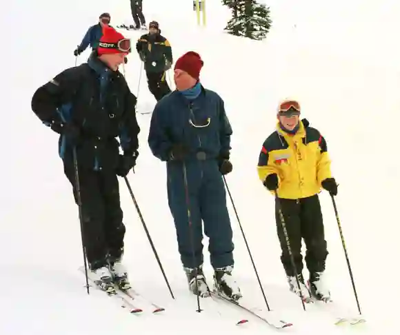 Los Príncipes Carlos, William y Harry esquiando en Canada en 1998﻿
