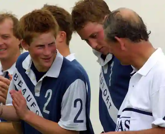 Los Príncipes Carlos, William y Harry después de un partido de polo de la Copa Chakravarty en 2002