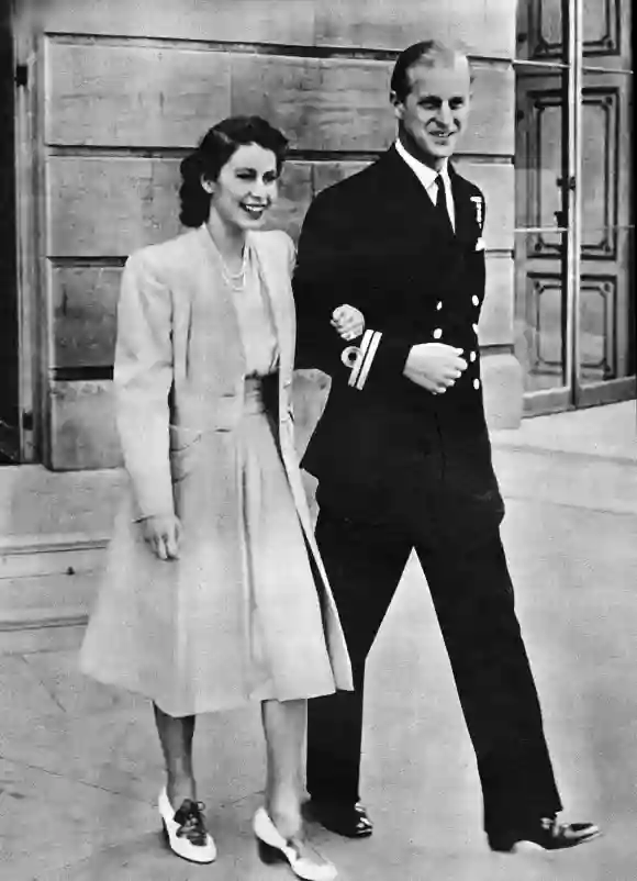 El Príncipe Felipe y la Reina Isabel II el día del anuncio de su compromiso en 1947