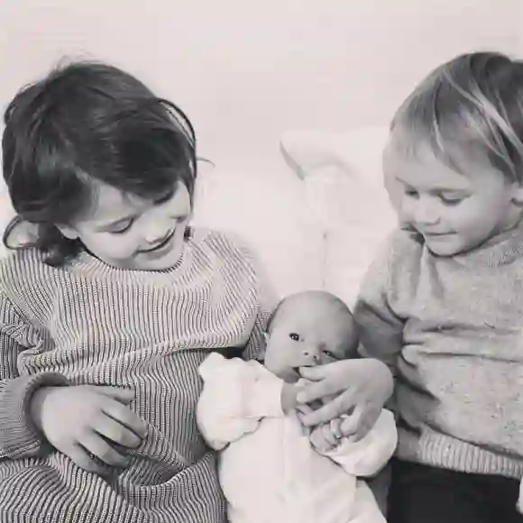 Le prince Alexander et le prince Gabriel avec leur petit frère le prince Julian sur Instagram