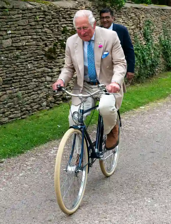 El príncipe Carlos en el evento benéfico Palaces On Wheels en Tetbury el 10 de junio de 2021