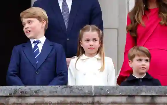 El príncipe George, la princesa Charlotte y el príncipe Louis en junio de 2022