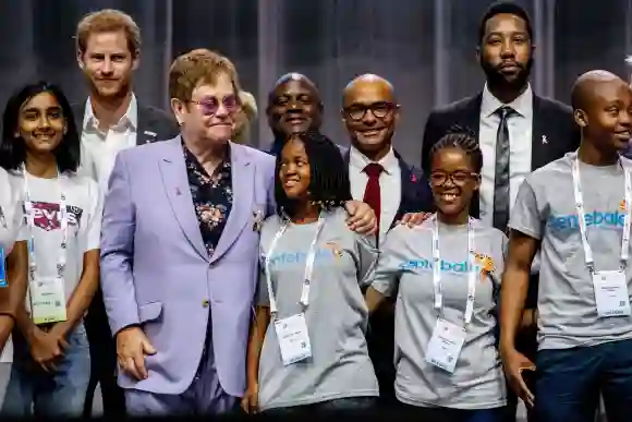 El príncipe Harry y Elton John en una conferencia sobre el sida