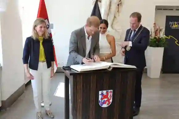 Prince Harry and Duchess Meghan sign the City of Düsseldorf's Golden Book