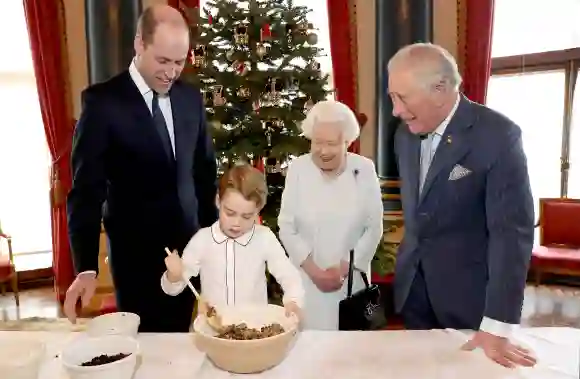 El príncipe Guillermo, el príncipe Jorge, la reina Isabel II y el príncipe Carlos preparan el pudin de Navidad para 2019 en el Palacio de Buckingham