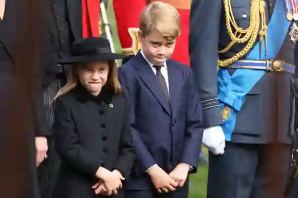 La Princesa Charlotte y el Príncipe George en el funeral de la Reina