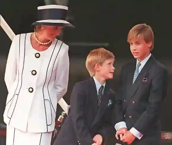 Lady Diana, el Príncipe Harry y el Príncipe Guillermo en Londres en agosto de 1995