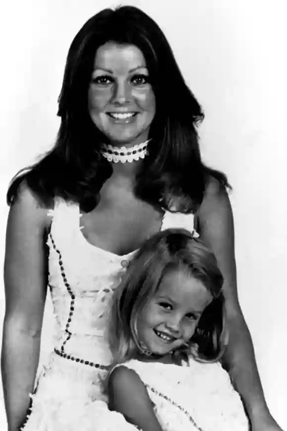 Priscilla Presley et Lisa Marie Presley en 1975