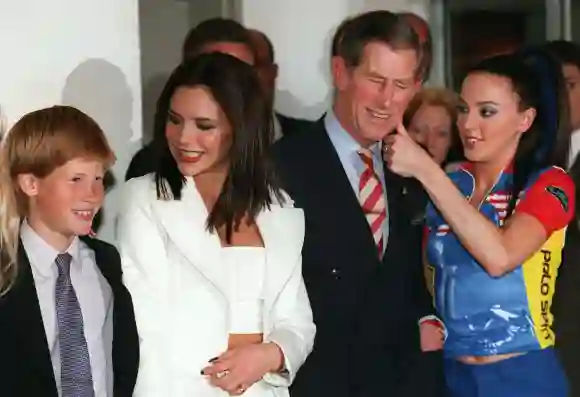 Príncipe Harry y el príncipe Carlos junto a integrantes de Spice Girls en 1997
