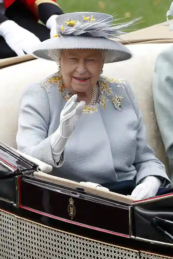 Queen Elizabeth II arrives byy horse-drawn carriage to attend day three of the Royal Ascot horse racing meet, in Ascot, west of London, on June 20, 2019.