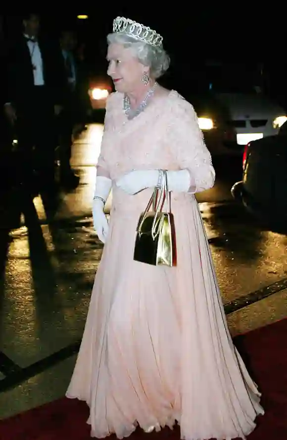 La reina Isabel II llega con un vestido color melocotón para organizar el banquete de bodas de oro para los delegados de la Reunión de Jefes de Gobierno de la Commonwealth (CHOGM) en Coolum, 02 de marzo de 2002.