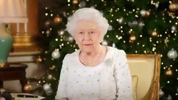 Bilder des Tages . 25/12/2017. London, United Kingdom. Queen Elizabeth II sits at a desk in the 1844 Room at Buckingham