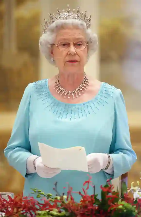 Queen Elizabeth II delivers a speech during a state banguet at the Istana (Presidential Palace) in Singapore, 17 March 2006.