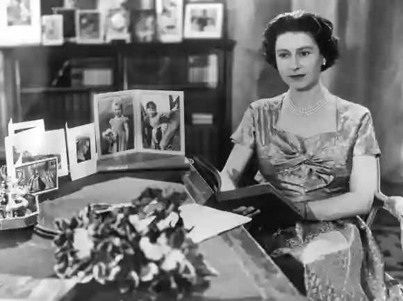 La Reina Isabel II apareció en televisión para pronunciar su discurso de Navidad. Es la primera vez que el discurso se retransmite por televisión. 25 de diciembre de 1957.