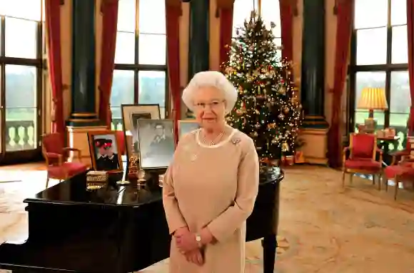 La Reina Isabel II en la sala de música del Palacio de Buckingham tras grabar su mensaje de Navidad a la Commonwealth el 22 de diciembre de 2008, en Londres, Inglaterra.