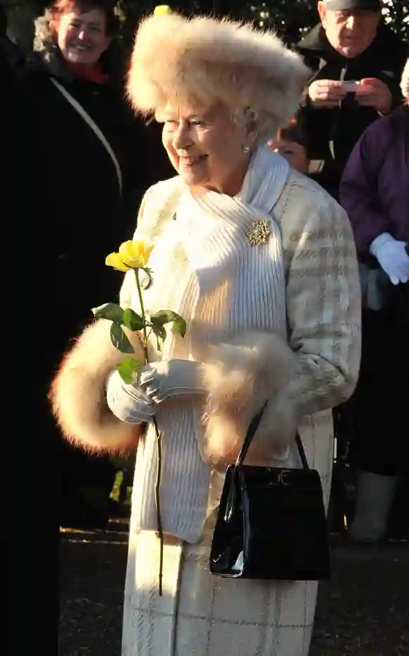 La reina Isabel II asiste al servicio religioso del día de Navidad en la iglesia de Santa María el 25 de diciembre de 2010, en Sandringham, Inglaterra.