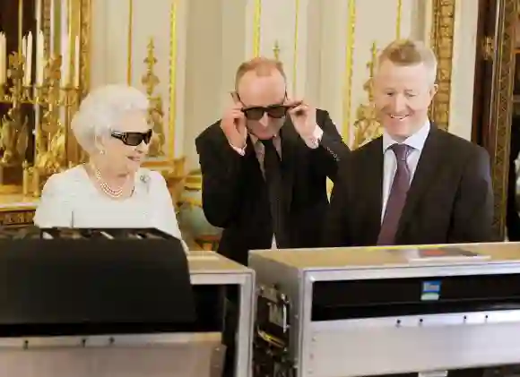 La reina Isabel II viendo su retransmisión navideña en 3D en 2012.